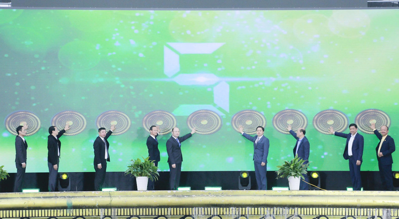 Các đại biểu thực hiện nghi thức khai trương khu “Trưng bày, giới thiệu sản phẩm nông sản, thực phẩm an toàn tỉnh Thanh Hóa năm 2025”. Ảnh: Quốc Huy