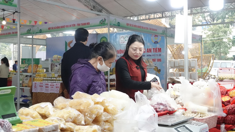 Người dân tìm hiểu các nông sản, thực phẩm sạch của tỉnh Thanh Hóa. Ảnh: Quốc Huy