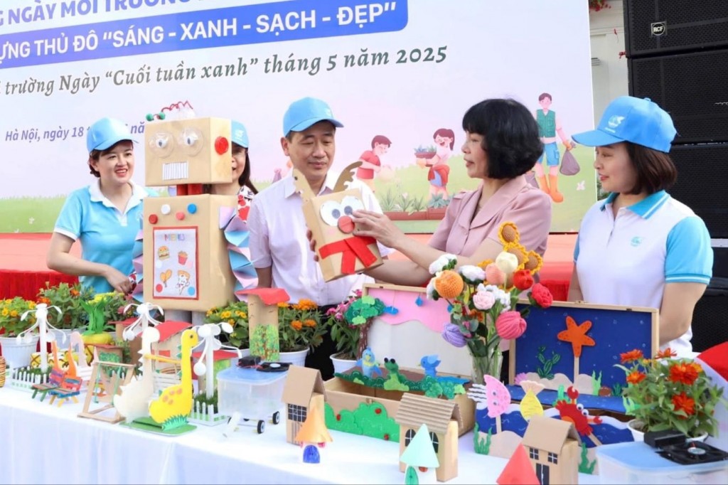 Biến rác thành tài nguyên, dệt màu xanh cho Nông thôn mới Biến rác thành tài nguyên, dệt màu xanh cho Nông thôn mới