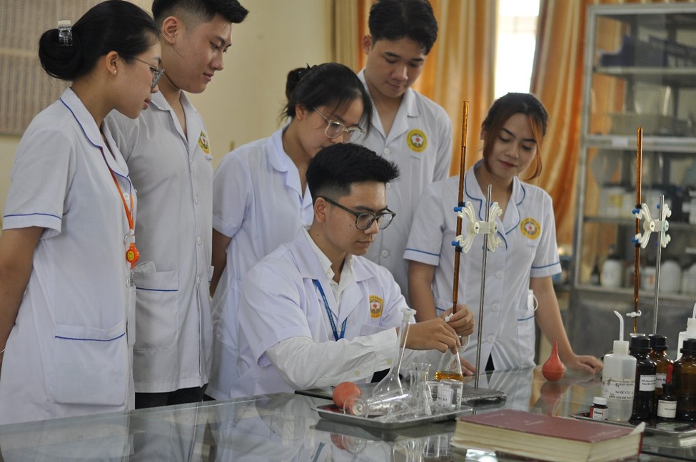 Sinh viên trong giờ thực hành Sinh viên trong giờ thực hành