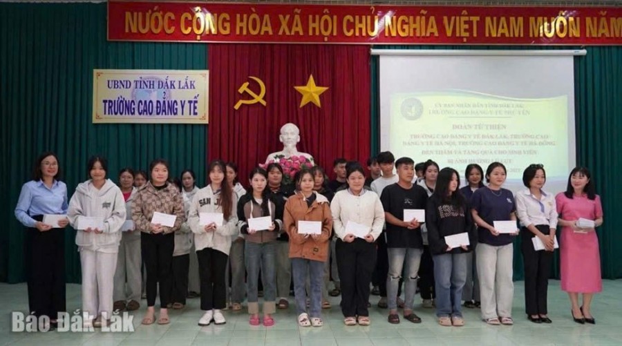 Trường Cao đẳng Y tế Hà Nội trao quà hỗ trợ cho sinh viên và giáo viên Trường Cao đẳng Y tế Phú Yên (tỉnh Đắk Lắk). Trường Cao đẳng Y tế Hà Nội trao quà hỗ trợ cho sinh viên và giáo viên Trường Cao đẳng Y tế Phú Yên (tỉnh Đắk Lắk).