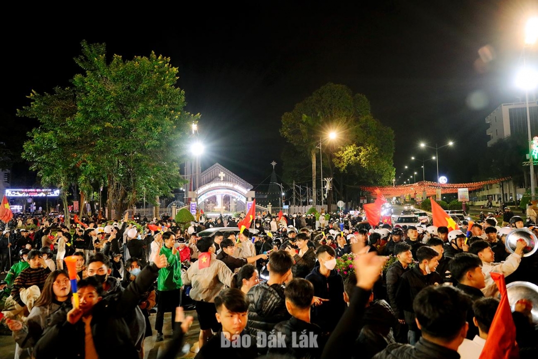 Mặc dù đêm đã về khuya, trời khá lạnh song bầu không khí tại trung tâm ngã 6 vẫn rất náo nhiệt.