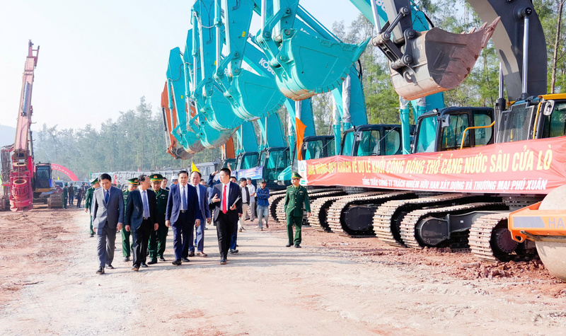 Chủ tịch UBND tỉnh Võ Trọng Hải cùng các đồng chí lãnh đạo tỉnh tham quan thực địa khu vực triển khai dự án.