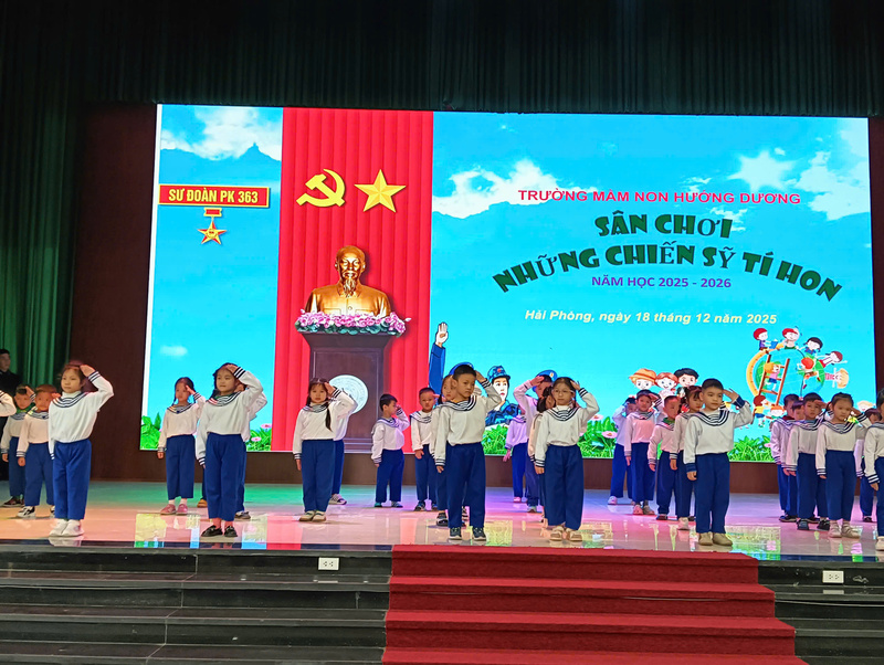 Các em thiếu nhi Trường mầm non Hướng Dương tham gia giao lưu văn nghệ.