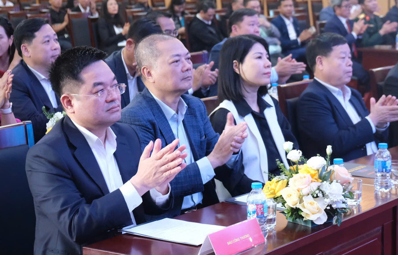 Các đại biểu dự lễ khánh thành