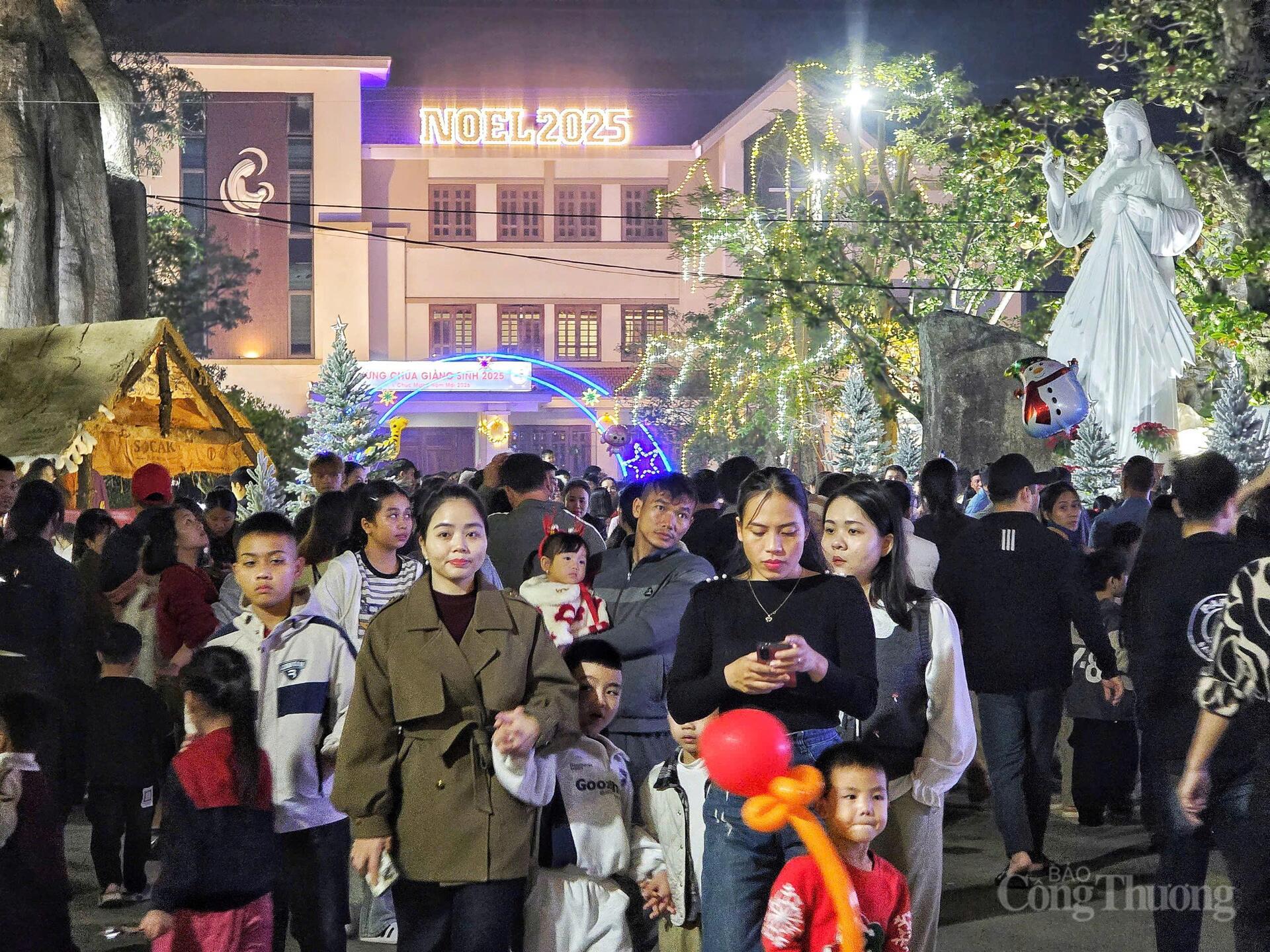 Hàng nghìn người dân khắp nơi đổ về phường Trần Phú, Hà Tĩnh cùng chiêm ngưỡng hang đá Bêlem 'khủng' nhất Hà Tĩnh.