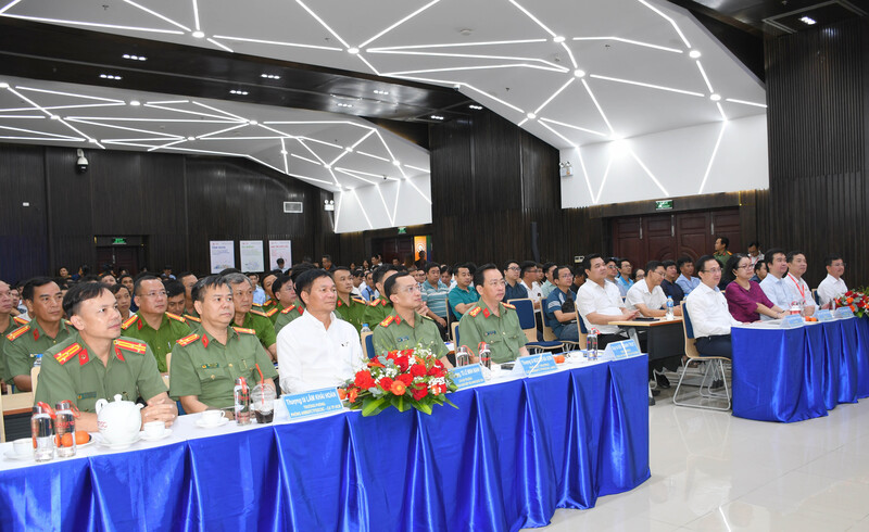 Lãnh đạo TP. Hồ Chí Minh và các đại biểu tham dự sự kiện. Ảnh: Minh Khuê.
