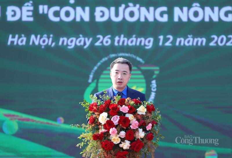 Ông Nguyễn Tường Lâm, Bí thư Trung ương Đoàn, Chủ tịch Trung ương Hội LHTN Việt Nam phát biểu khai mạc triển lãm.