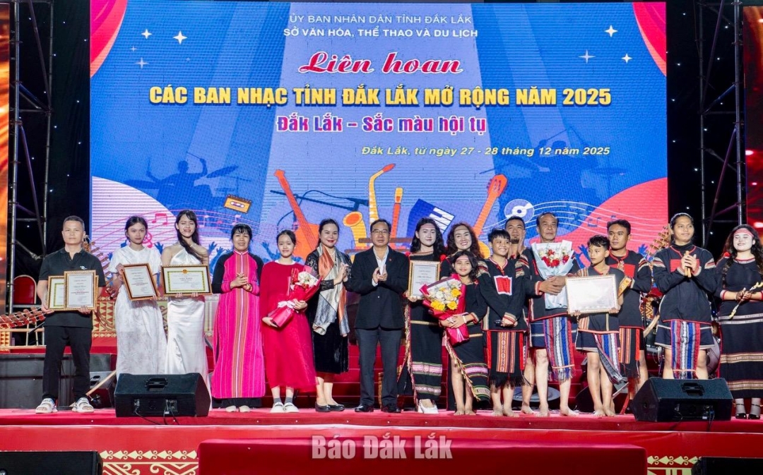 Ban tổ chức trao giải nhất, nhì, ba cho các ban nhạc.