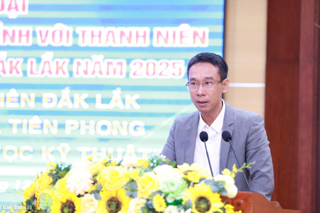 Phó Giám đốc Sở Lao động – Thương binh và Xã hội Nguyễn Quang Thuân trả lời ý kiến, kiến nghị của đoàn viên, thanh niên.