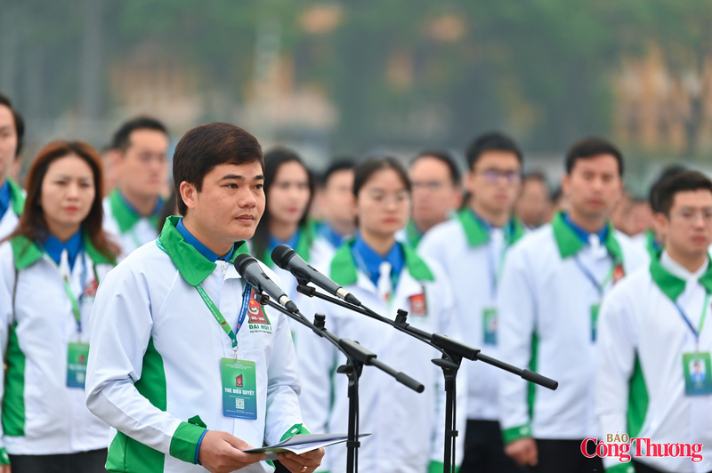 Trước anh linh Chủ tịch Hồ Chí Minh, thay mặt đoàn đại biểu, đồng chí Nguyễn Văn Thuấn, Bí thư Đoàn Tập đoàn Than - Khoáng sản Việt Nam , báo cáo những kết quả nổi bật của công tác Đoàn trong nhiệm kỳ qua.