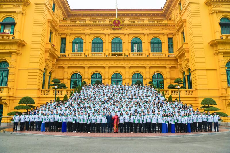 Các đại biểu chụp ảnh lưu niệm