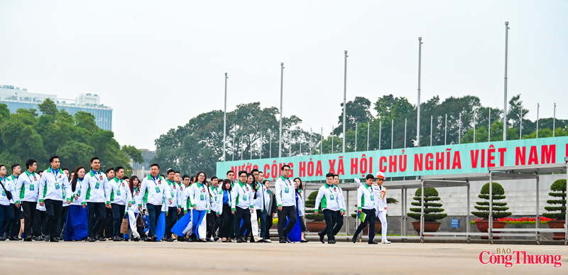 Hơn 300 đại biểu tham dự Đại hội Đoàn TNCS Hồ Chí Minh Chính phủ lần thứ I, nhiệm kỳ 2025 - 2030 đã báo công dâng Bác tại Lăng Chủ tịch Hồ Chí Minh.