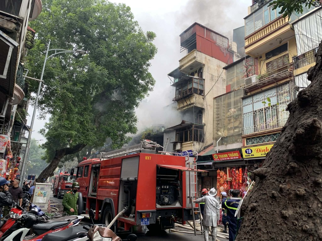 Xảy ra cháy lớn tại cửa hàng kinh doanh ở phố Hàng Mã