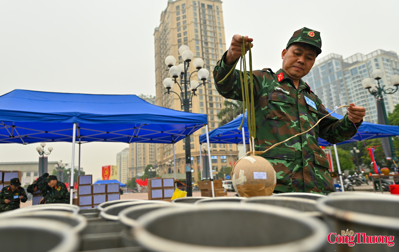 Những quả pháo được đưa vào bệ, sẵn sàng toả sáng trên bầu trời Thủ đô.