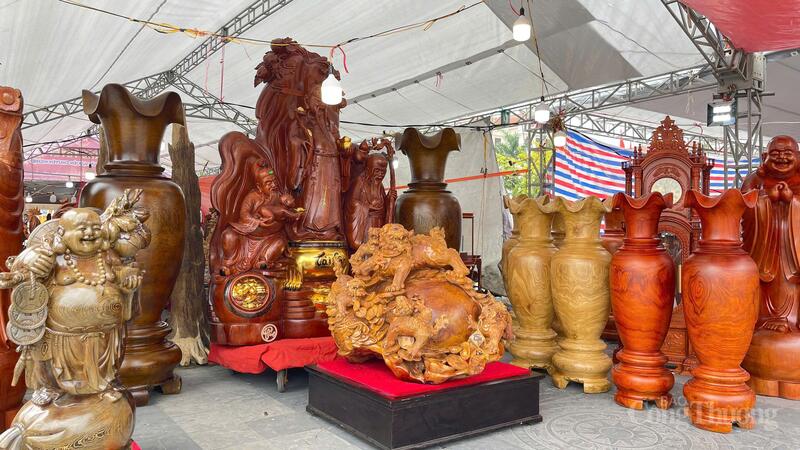 Khu trưng bày đồ gỗ, thủ công mỹ nghệ giới thiệu nhiều sản phẩm tinh xảo, thể hiện tay nghề của các nghệ nhân đến từ nhiều địa phương