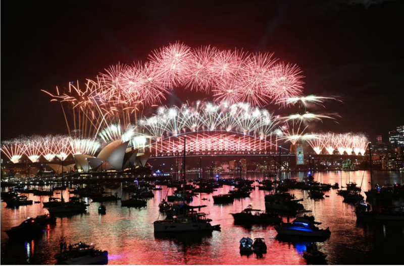 Pháo hoa thắp sáng bầu trời đêm phía trên cầu cảng Sydney và Nhà hát Opera Sydney. Getty Images