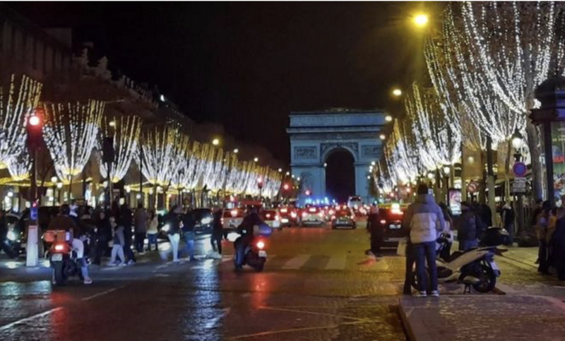 Đại lộ Champs‑Élyseés, Pháp rực rỡ đón năm mới. Ảnh: Francebleu