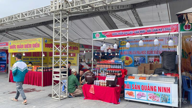 Các gian hàng với sản phẩm đa dạng, phong phú được trưng bày tại hội chợ, thu hút đông đảo người dân và khách tham quan