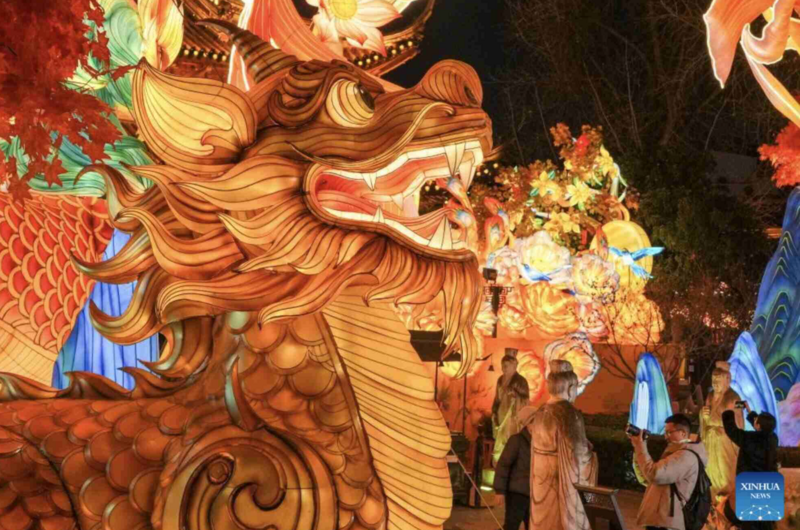 Người dân chiêm ngưỡng những chiếc đèn lồng trang trí tại khu thắng cảnh đền Khổng Tử ở Nam Kinh, tỉnh Giang Tô, miền đông Trung Quốc. Ảnh: Xinhua