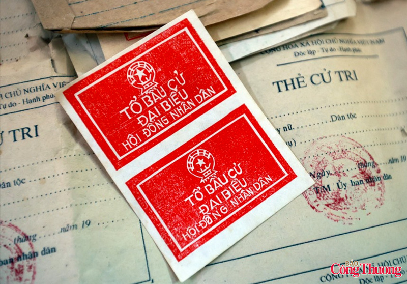 Bên cạnh những tấm thẻ cử tri thì những hiện vật liên quan như: báo chí, áp phích tuyên truyền, cổ động của các kỳ bầu cử Đại biểu Quốc hội và Hội đồng nhân dân các cấp cũng được anh Tuấn sưu tầm.