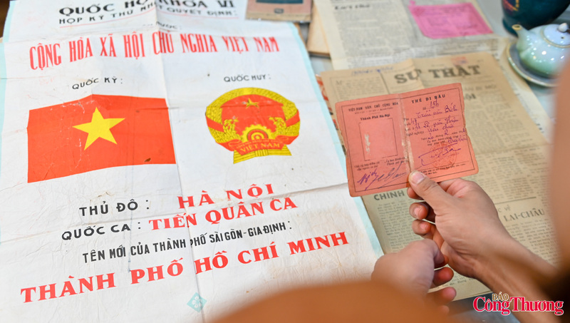 Trong ảnh là tấm poster tuyên truyền 1976 với nội dung:  Ngày 25/4/1976: Tổng tuyển cử bầu Quốc hội chung trong cả nước lần đầu tiên sau ngày đất nước thống nhất, Nhân dân hai miền Nam - Bắc cùng tham gia bầu cử một Quốc hội duy nhất. Đây cũng là kỳ Quốc hội quan trọng với quyết định lịch sử vào ngày 2/7/1976 là đổi tên nước Việt Nam Dân chủ Cộng hòa thành Cộng hòa Xã hội chủ nghĩa Việt Nam, đánh dấu sự thống nhất đất nước về mặt nhà nước, đồng thời thông qua nhiều văn bản pháp lý quan trọng như Hiến pháp 1980, quy định về Quốc kỳ, Quốc huy, Quốc ca, Thủ đô Hà Nội và quyết định đổi tên Sài Gòn thành TP. Hồ Chí Minh, mở ra kỷ nguyên mới cho đất nước sau thống nhất.