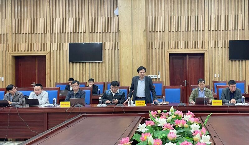 Phó Tổng giám đốc EVNNPT Trương Hữu Thành (nay là Quyền Tổng giám đốc EVNNPT) nêu các kiến nghị tại buổi làm việc với UBND tỉnh Nghệ An để tháo gỡ vướng mắc các dự án truyền tải điện trên địa bàn tỉnh