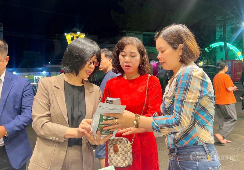 Lãnh đạo tỉnh Gia Lai, Trung tâm Khuyến công và Xúc tiến thương mại Gia Lai tìm hiểu về các sản phẩm OCOP trưng bày tại hội chợ triển lãm. Ảnh: Hiền Mai