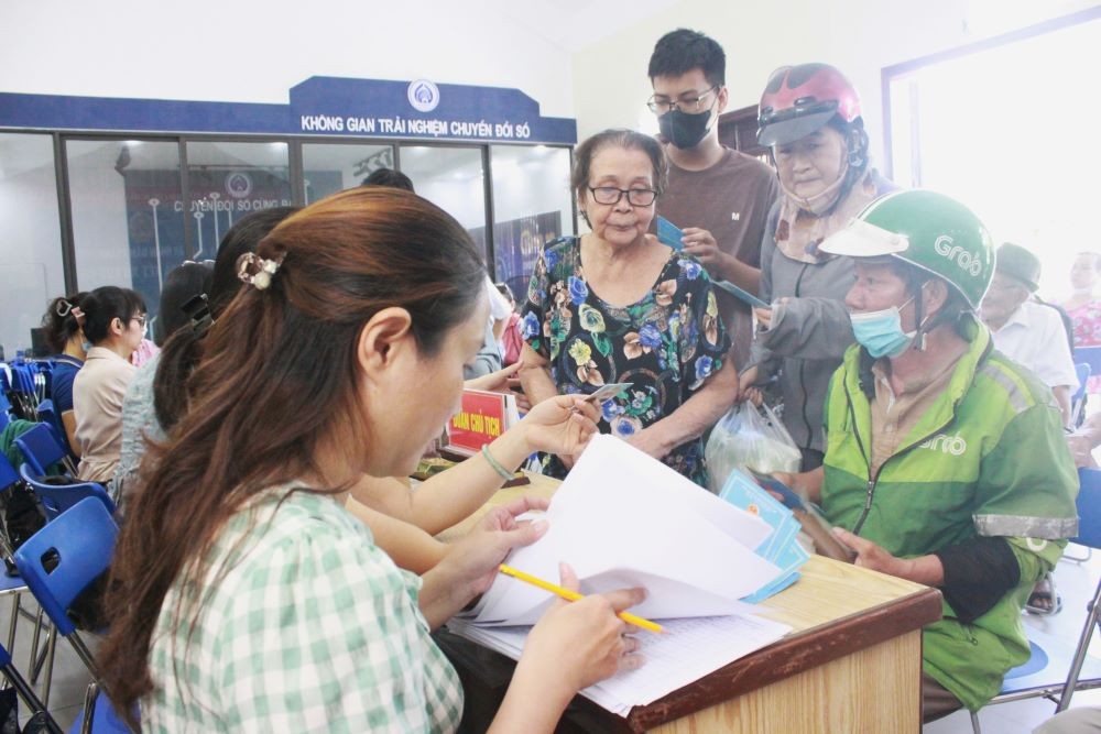 Người dân nhận tiền trợ cấp xã hội (Ảnh: Hải Châu) Người dân nhận tiền trợ cấp xã hội (Ảnh: Hải Châu)