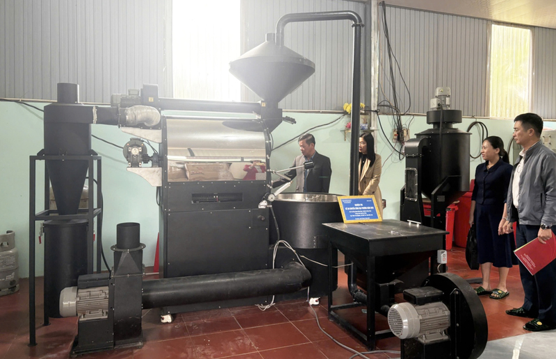 Trung tâm Khuyến công và Xúc tiến thương mại Đắk Lắk phối hợp tổ chức nghiệm thu Đề án “Hỗ trợ ứng dụng máy móc thiết bị tiên tiến trong sản xuất cà phê” tại Công ty TNHH Một thành viên Ngọc Dung tại xã Dliê Ya. Ảnh: Thu Trang