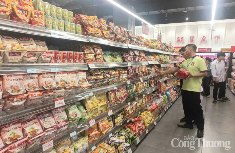 Để đảm bảo nguồn cung hàng hoá, các siêu thị, trung tâm thương mại chuẩn bị số lượng lớn lương thực, thực phẩm thiết yếu phục vụ người dân dịp cuối năm