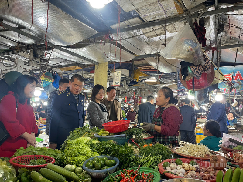 Bà Nguyễn Thúy Hiền trực tiếp hỏi han các tiểu thương, người dân để nắm bắt tình hình giá cả và nguồn cung hàng hóa. Ảnh: Phúc Sơn