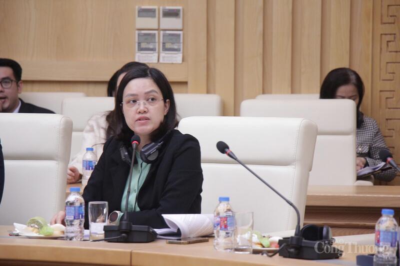 Đại diện Ngân hàng Nhà nước Việt Nam giải đáp các thắc mắc của phái đoàn EU.