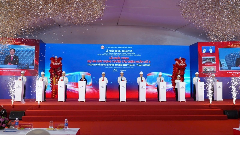 Các đại biểu bấm nút khởi công tuyến Metro số 2 (đoạn Bến Thành - Tham Lương).