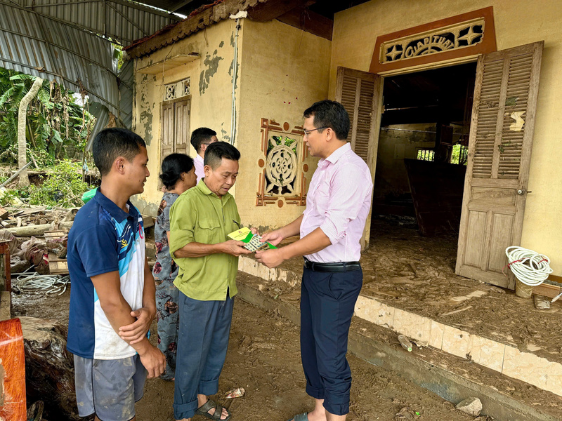 Chi nhánh đã tổ chức các đoàn công tác đến các xã bị ảnh hưởng nặng nề bởi mưa bão để kịp thời thăm hỏi, động viên . Ảnh: Mai Liễu