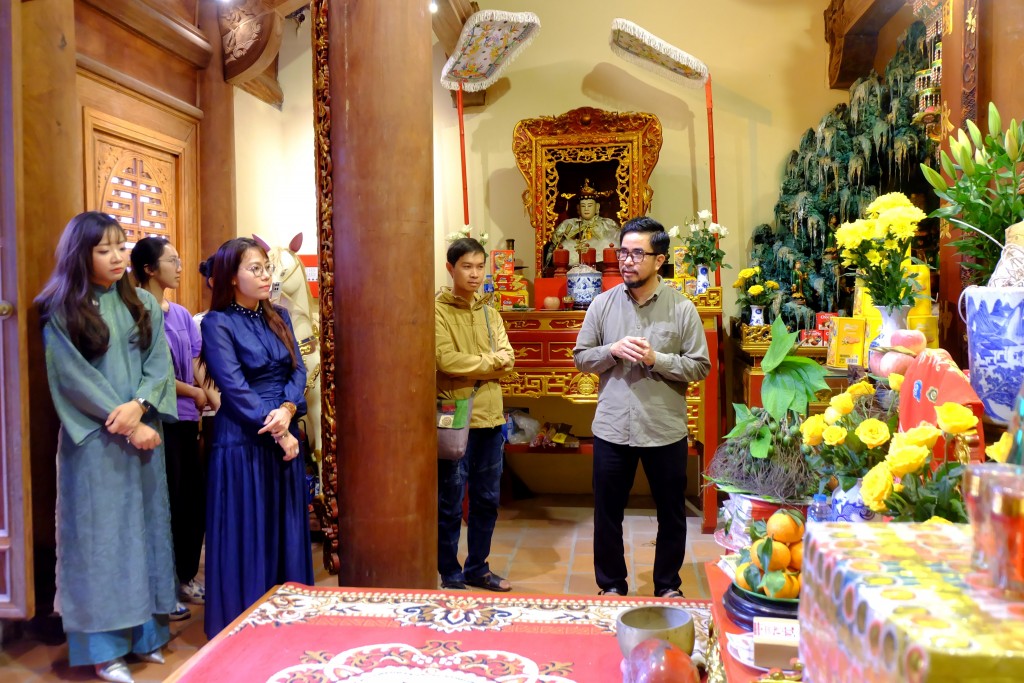 Nghệ nhân Nguyễn Tấn Phát giới thiệu về đình Hà Vĩ