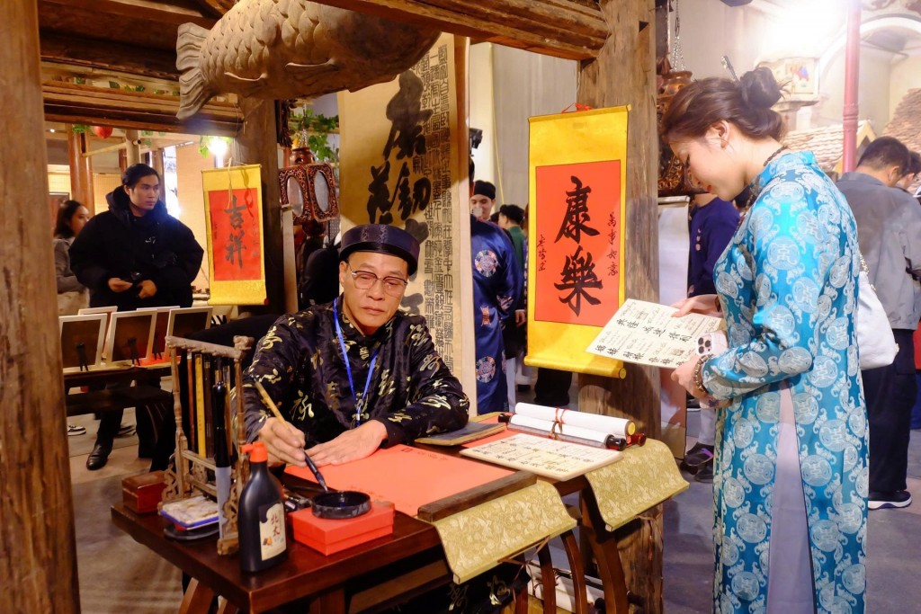 Ông đồ viết thư pháp