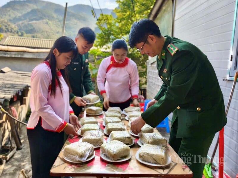 Các chiến sĩ Biên phòng tỉnh và người dân bản Nà Vàng chuẩn bị bánh chưng để bà con đón Tết sớm.