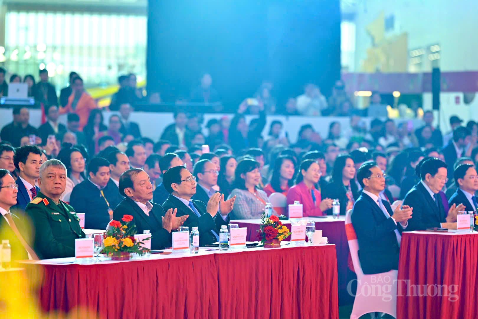 Thủ tướng dự Lễ khai mạc Hội chợ Mùa Xuân lần thứ nhất 2026 (Ảnh: Nam Nguyễn)