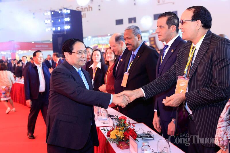 Một số đại sứ nước ngoài tại Việt Nam tham gia Lễ khai mạc (Ảnh: Nam Nguyễn)