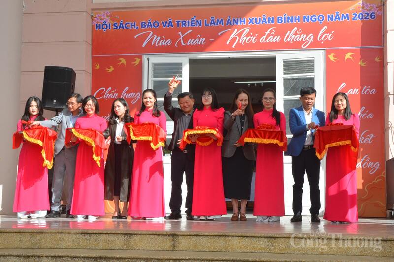 Các đại biểu cắt băng khai mạc Hội sách, báo và triển lãm ảnh xuân Bính Ngọ năm 2026. Ảnh: Minh An