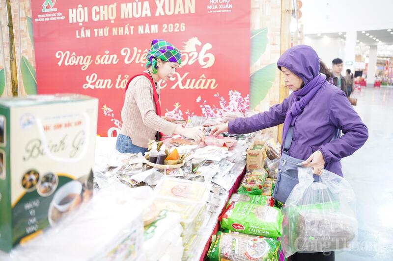 Khách hàng mua sắm tại Hợp tác xã Bánh gio Bắc Kạn