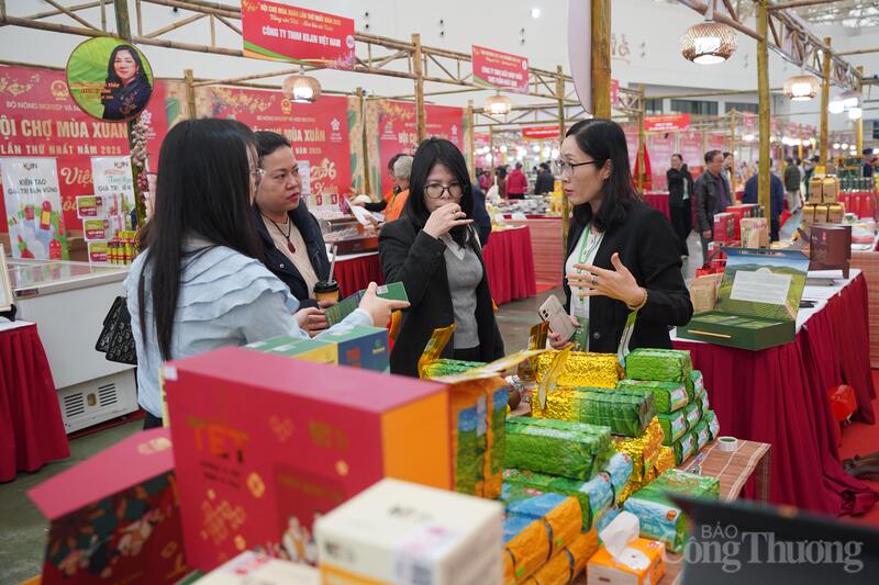 Gian trưng bày của Công ty TNHH Thương mại Xuất nhập khẩu Thái Minh thu hút rất đông khách hàng