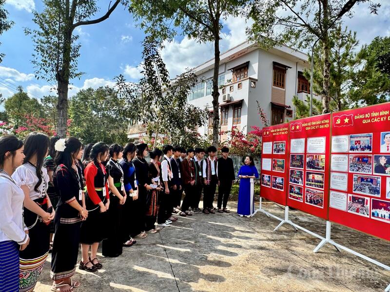 Giới thiệu lịch sử, hình ảnh Đại hội Đảng với các em học sinh tại phường Bắc Gia Nghĩa. Ảnh: Minh An