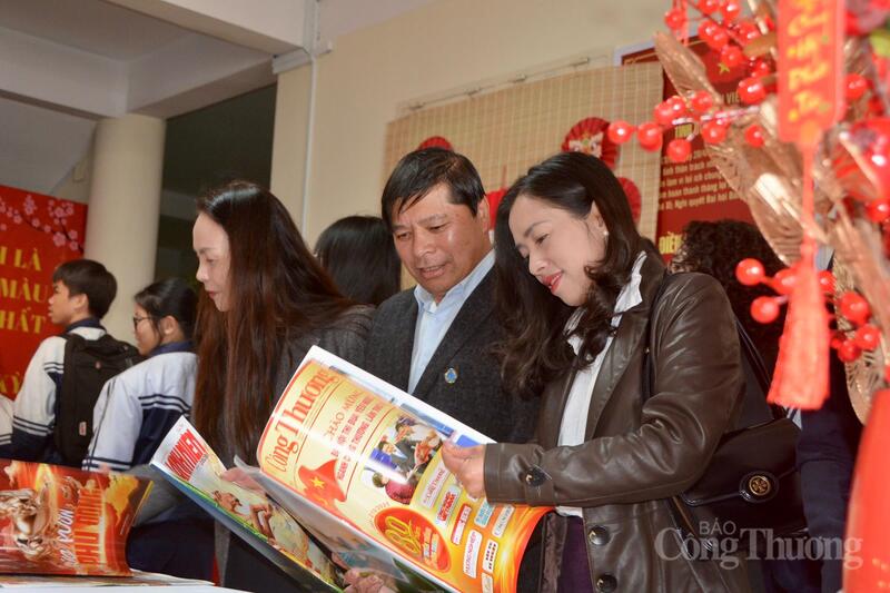 Ấn phẩm Báo Báo Công Thương tại hội báo. Ảnh: Minh An