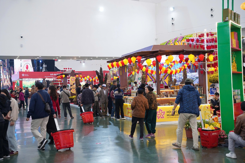 Khách hàng nườm nượp kéo các giỏ hàng, xe kéo tới quầy mua sắm rất tiện lợi. (Ảnh: Mai Linh)