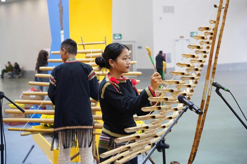 Ngoài gian trưng bày các sản phẩm thời trang, da giày, thực phẩm chế biến, đồ uống, đồ gia dụng hay sản phẩm OCOP còn có các chương trình văn nghệ đặc trưng của vùng miền, đa dạng sản phẩm thủ công mỹ nghệ, làng nghề truyền thống. (Ảnh: Mai Linh)