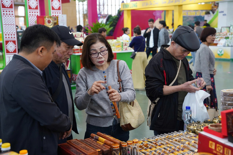 Sản phẩm đặc trưng, đa dạng như: trầm, hương, các loại hũ đựng trầm cũng được đông đảo khách hàng quan tâm. (Ảnh: Mai Linh)