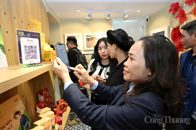 Thanh toán trực tiếp tại không gian trưng bày. Ảnh: Cấn Dũng