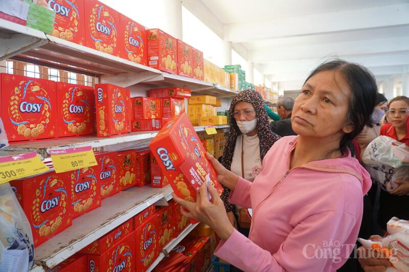 Bên cạnh các nhu yếu phẩm, nhiều người dân tranh thủ mua bánh, kẹo chuẩn bị đón Tết.